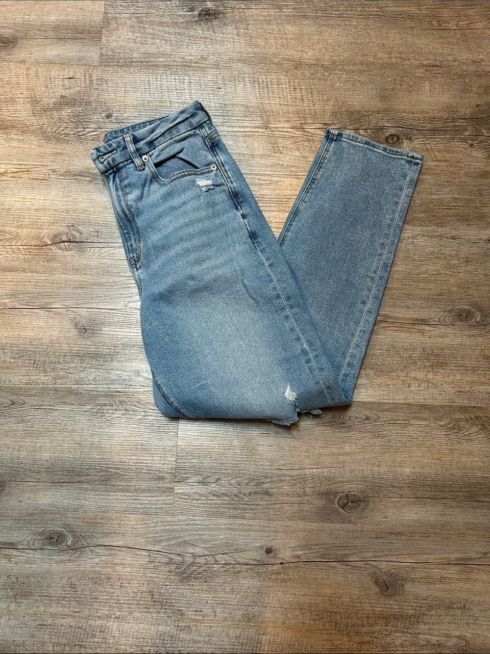 AE Curvy Mom Jeans light wash & distressed!